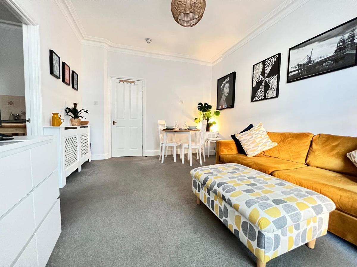 Stylish One-bedroom With Private Patio In Zone 2 Appartement *